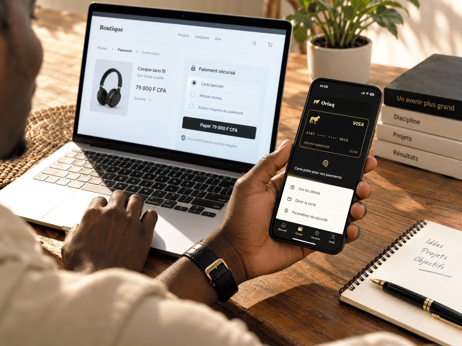 Un homme paie en ligne avec sa carte Visa Oriaq